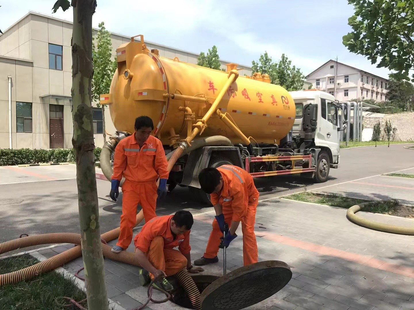 梁平管道疏通车停在窨井附近