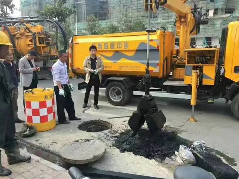 梁平街道：网格员化身“清道夫”，为民解忧疏通“堵心”化粪池