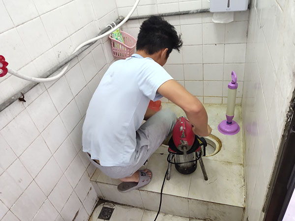 梁平管道堵塞冒臭气 专业师傅现场解决问题