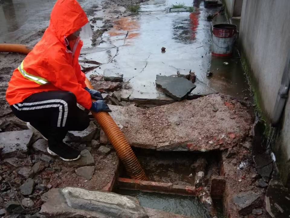 梁平专业清理污水池 炜誉市政以规范流程守护城市 “肠道”