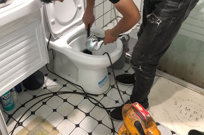 梁平马桶堵塞自己疏通还是找师傅?专业上门服务让你省时更省心
